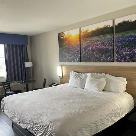 Days Inn By Wyndham San Antonio Southeast Frost Bank Center Екстериор снимка