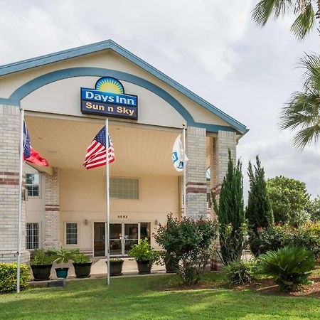 Days Inn By Wyndham San Antonio Southeast Frost Bank Center Екстериор снимка