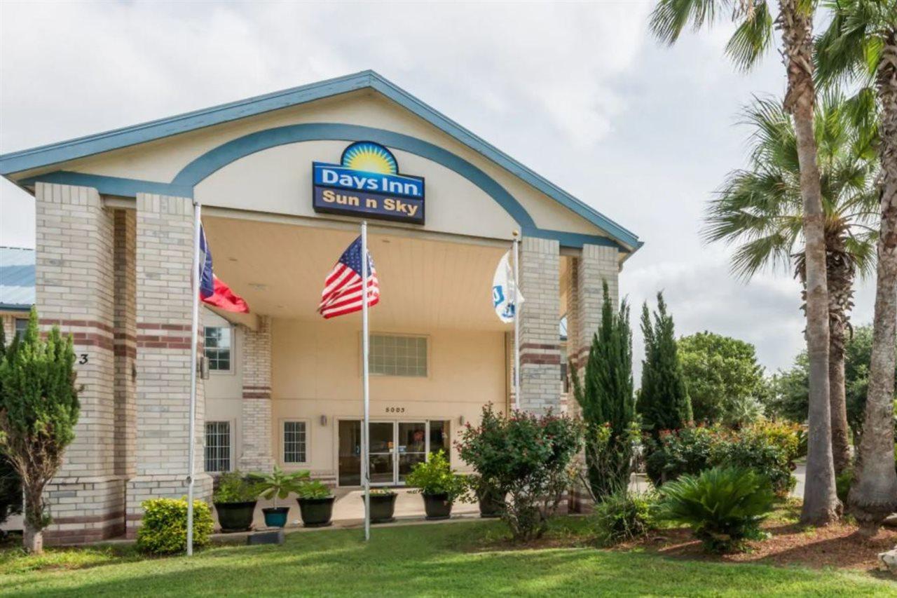 Days Inn By Wyndham San Antonio Southeast Frost Bank Center Екстериор снимка