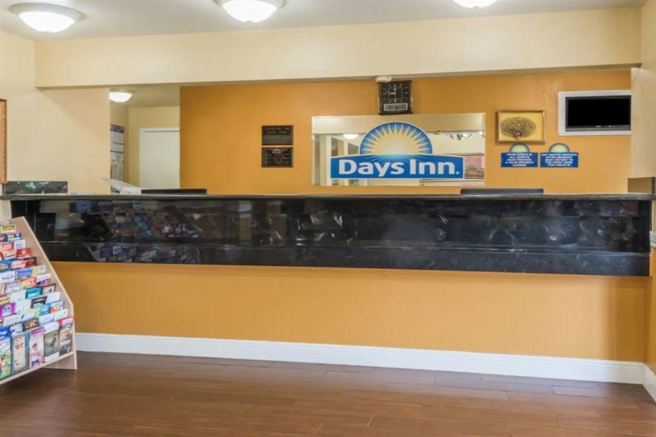 Days Inn By Wyndham San Antonio Southeast Frost Bank Center Екстериор снимка