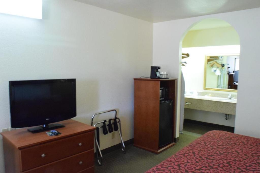 Days Inn By Wyndham San Antonio Southeast Frost Bank Center Екстериор снимка
