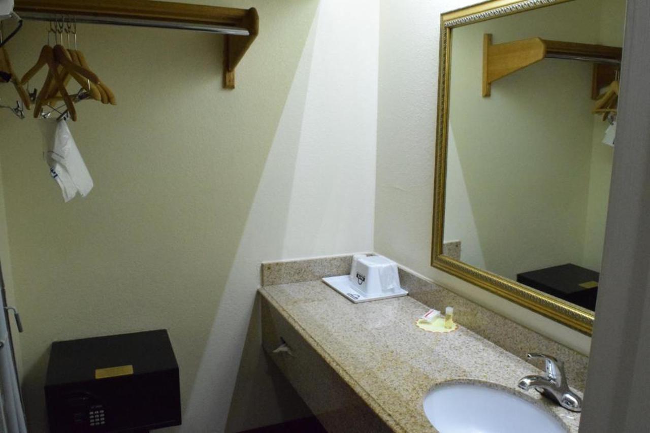 Days Inn By Wyndham San Antonio Southeast Frost Bank Center Екстериор снимка