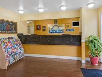 Days Inn By Wyndham San Antonio Southeast Frost Bank Center Екстериор снимка