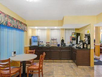Days Inn By Wyndham San Antonio Southeast Frost Bank Center Екстериор снимка