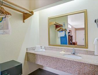Days Inn By Wyndham San Antonio Southeast Frost Bank Center Екстериор снимка