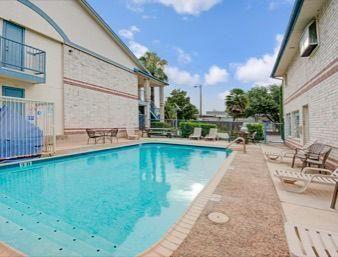 Days Inn By Wyndham San Antonio Southeast Frost Bank Center Екстериор снимка