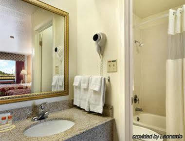 Days Inn By Wyndham San Antonio Southeast Frost Bank Center Екстериор снимка