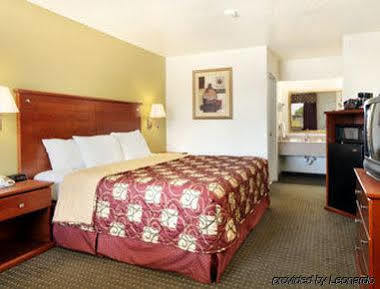 Days Inn By Wyndham San Antonio Southeast Frost Bank Center Екстериор снимка