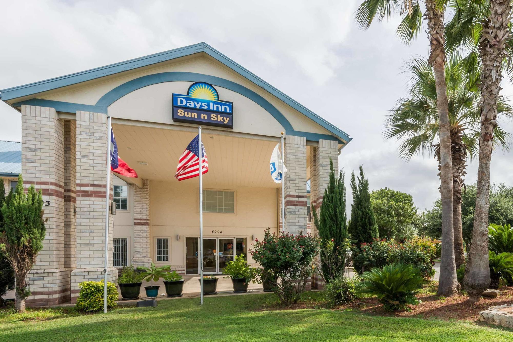 Days Inn By Wyndham San Antonio Southeast Frost Bank Center Екстериор снимка