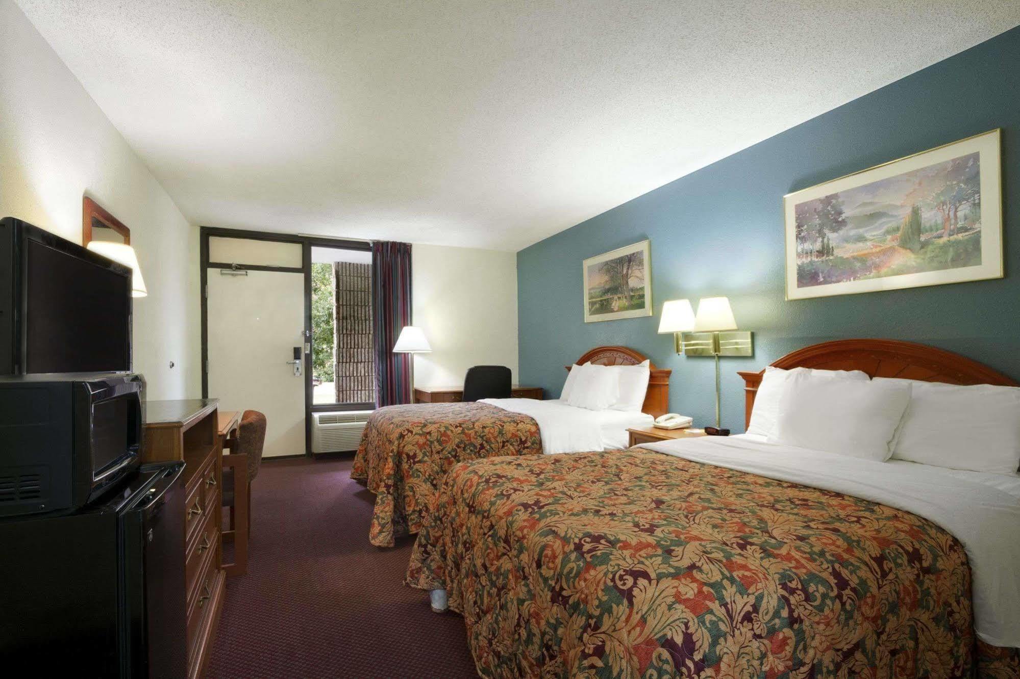 Days Inn By Wyndham San Antonio Southeast Frost Bank Center Екстериор снимка