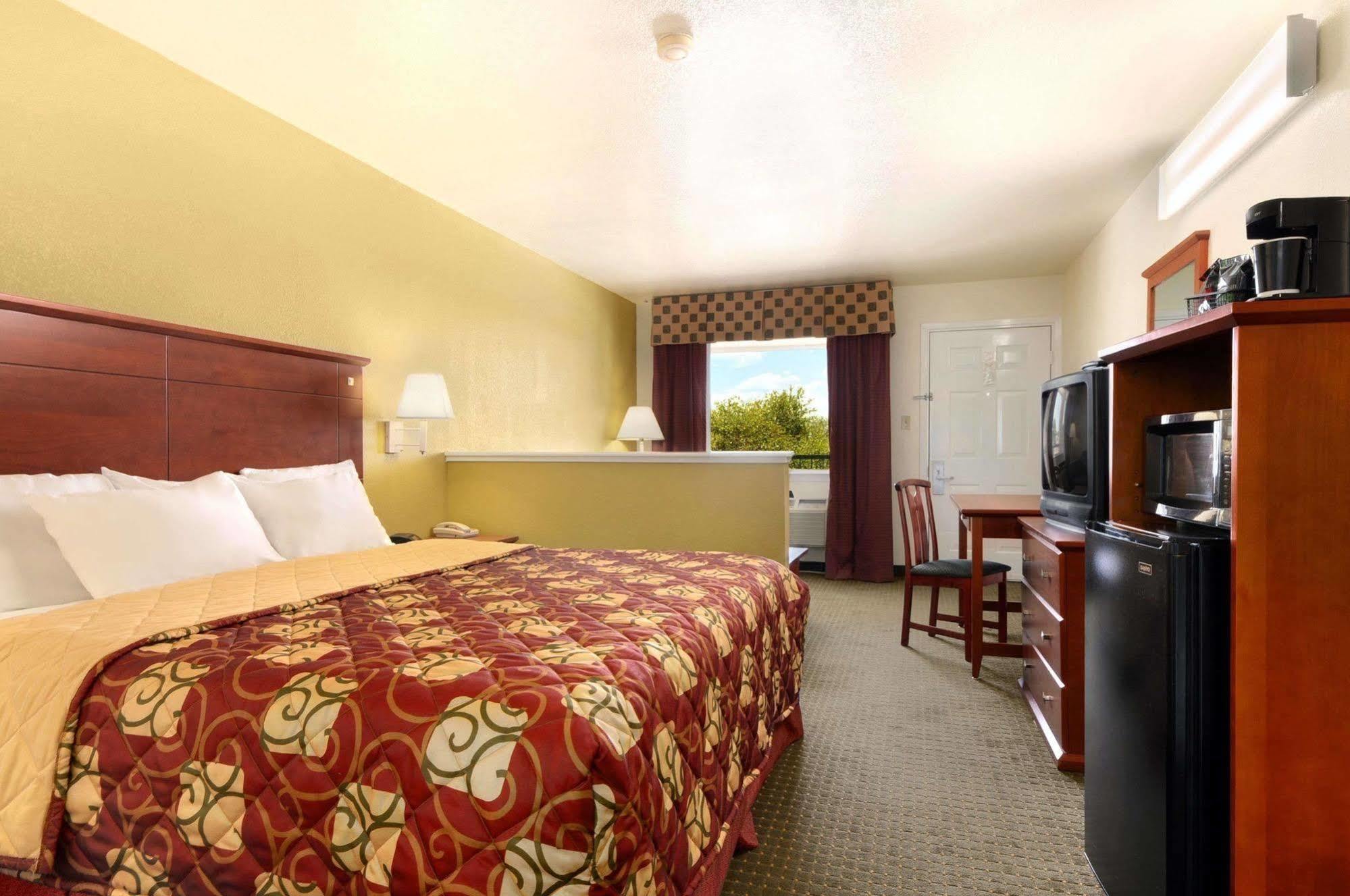 Days Inn By Wyndham San Antonio Southeast Frost Bank Center Екстериор снимка