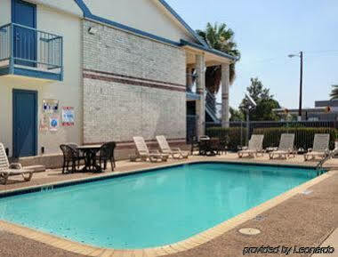 Days Inn By Wyndham San Antonio Southeast Frost Bank Center Екстериор снимка